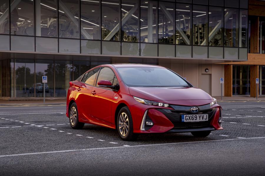  Toyota Prius Plug-in Hybrid Business Edition+ 2019 года  (UK) (фото 1 из 30)